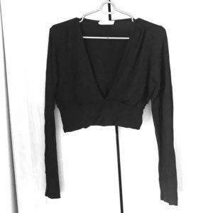 Black long-sleeved crop top